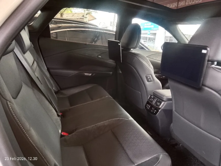 Foto Mobil Bekas Kabin Belakang Lexus RX 350 H 2.5 Luxury 4X2 tahun 2023