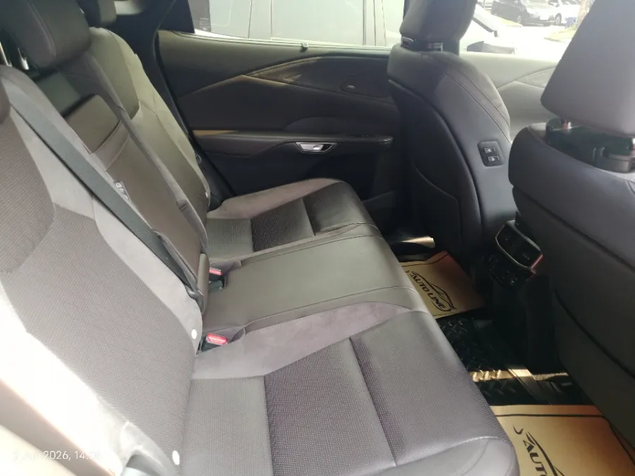 Foto Mobil Bekas Kabin Belakang Lexus RX 350 H 2.5 Luxury 4X2 tahun 2023