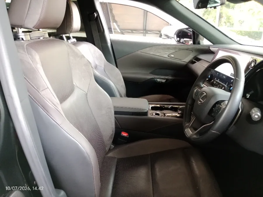 Foto Mobil Bekas Kabin Depan Lexus RX 350 H 2.5 Luxury 4X2 tahun 2023