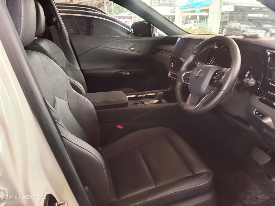 Foto Mobil Bekas Kabin Depan Lexus RX 350 H 2.5 Luxury 4X2 tahun 2023