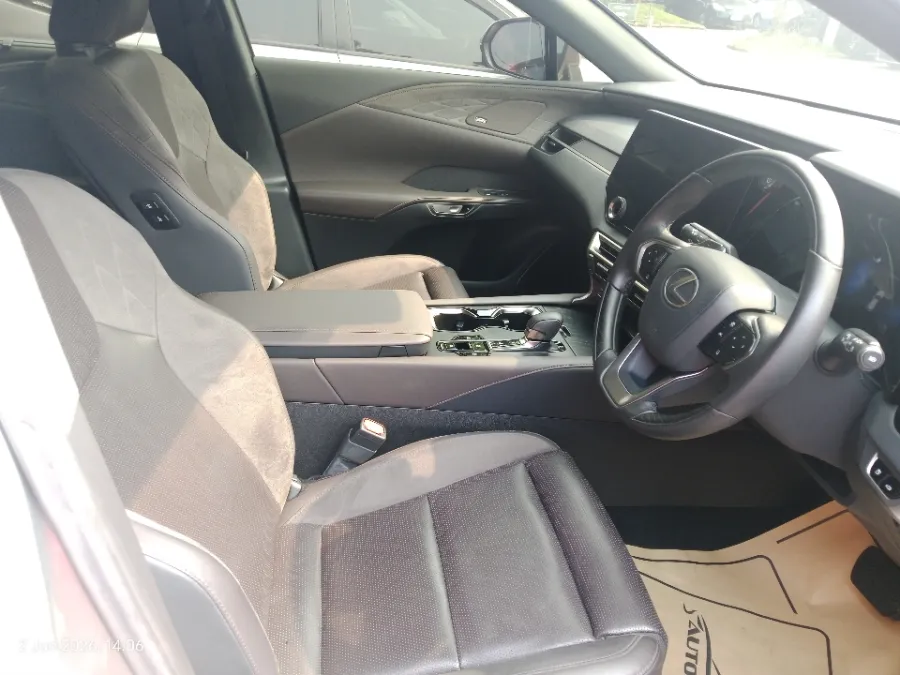 Foto Mobil Bekas Kabin Depan Lexus RX 350 H 2.5 Luxury 4X2 tahun 2023