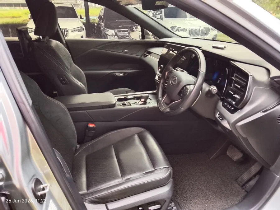 Foto Mobil Bekas Kabin Depan Lexus RX 350 H 2.5 Luxury 4X2 tahun 2023