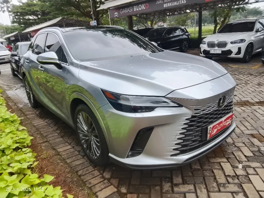 Foto Mobil Bekas Kanan Depan Lexus RX 350 H 2.5 Luxury 4X2 tahun 2023
