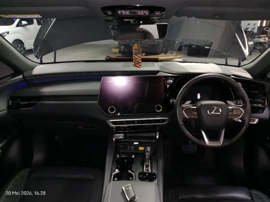 Foto Mobil Bekas Dashboard Lexus RX 350 H 2.5 Luxury 4X2 tahun 2024