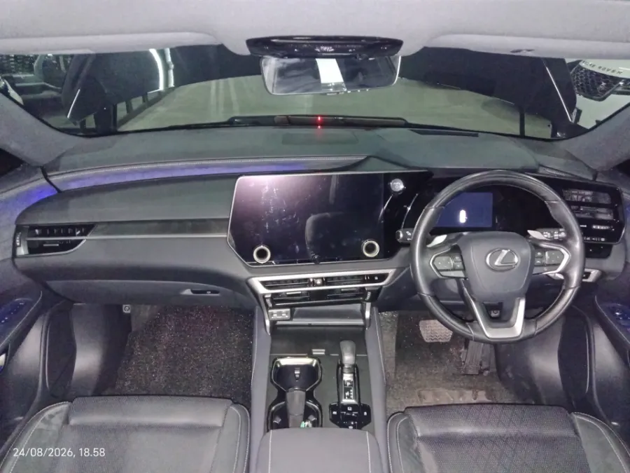 Foto Mobil Bekas Dashboard Lexus RX 350 H 2.5 Luxury 4X2 tahun 2024
