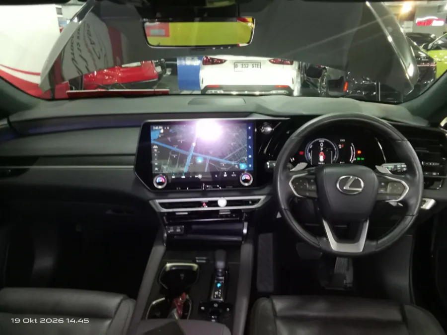 Foto Mobil Bekas Dashboard Lexus RX 350 H 2.5 Luxury 4X2 tahun 2024