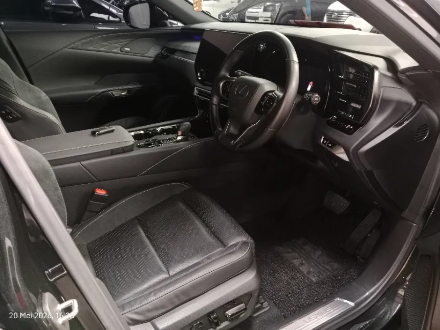Foto Mobil Bekas Kabin Depan Lexus RX 350 H 2.5 Luxury 4X2 tahun 2024