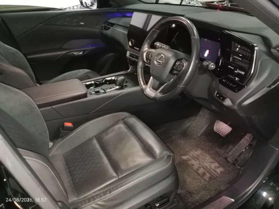 Foto Mobil Bekas Kabin Depan Lexus RX 350 H 2.5 Luxury 4X2 tahun 2024