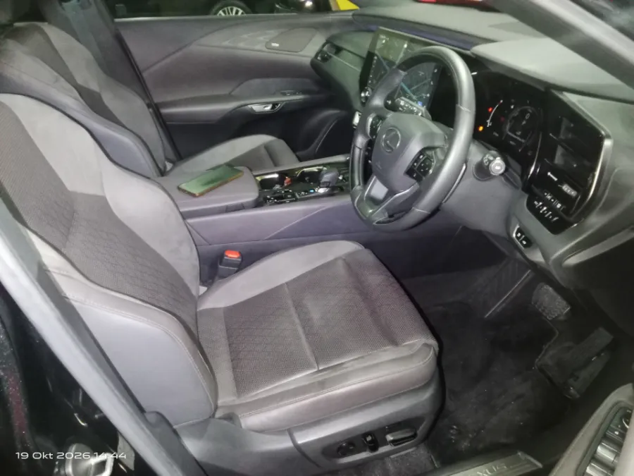 Foto Mobil Bekas Kabin Depan Lexus RX 350 H 2.5 Luxury 4X2 tahun 2024