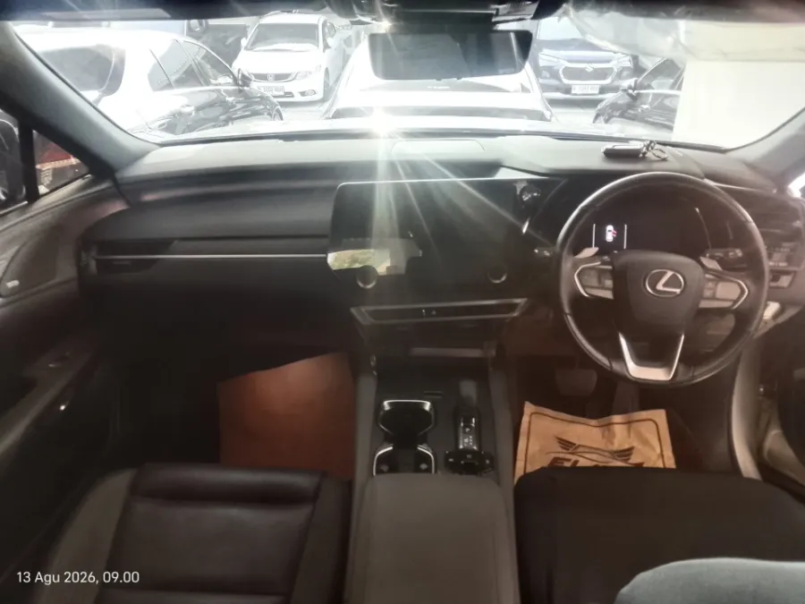 Foto Mobil Bekas Dashboard Lexus RX 350 H 2.5 Luxury 4X2 tahun 2025