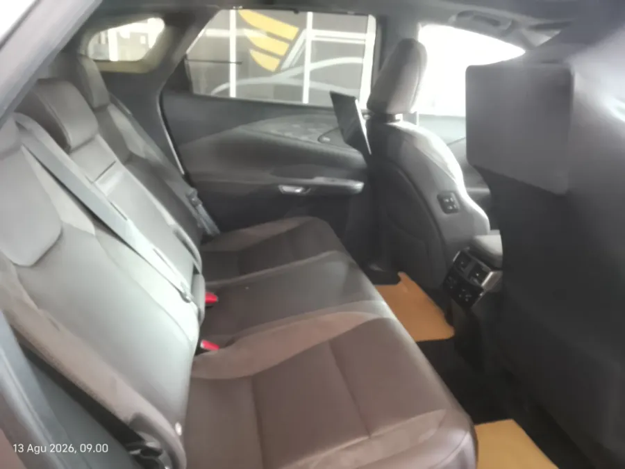 Foto Mobil Bekas Kabin Belakang Lexus RX 350 H 2.5 Luxury 4X2 tahun 2025