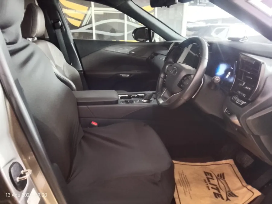 Foto Mobil Bekas Kabin Depan Lexus RX 350 H 2.5 Luxury 4X2 tahun 2025