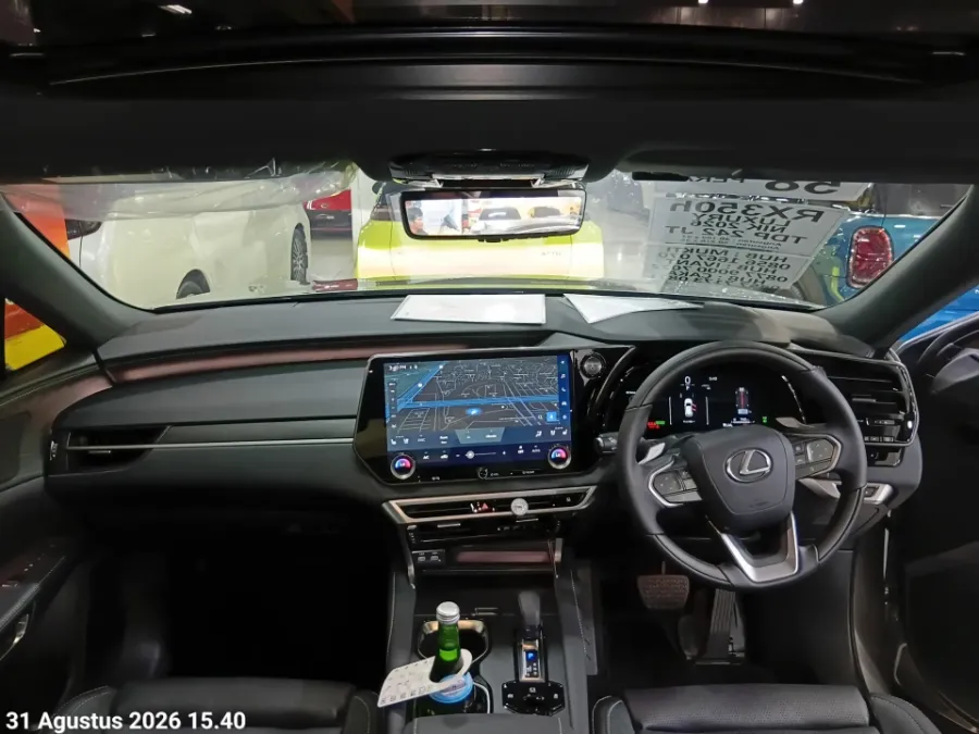 Foto Mobil Bekas Dashboard Lexus RX 350 H 2.5 Luxury 4X2 tahun 2026