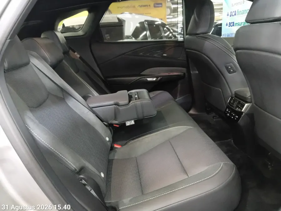 Foto Mobil Bekas Kabin Belakang Lexus RX 350 H 2.5 Luxury 4X2 tahun 2026