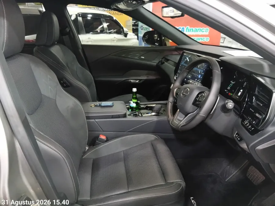 Foto Mobil Bekas Kabin Depan Lexus RX 350 H 2.5 Luxury 4X2 tahun 2026