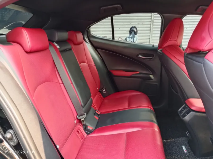 Foto Mobil Bekas Kabin Belakang Lexus UX 200 2.0 F-Sport tahun 2019