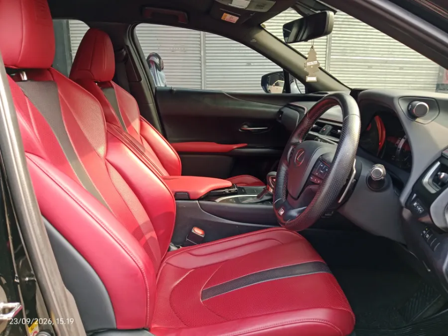 Foto Mobil Bekas Kabin Depan Lexus UX 200 2.0 F-Sport tahun 2019