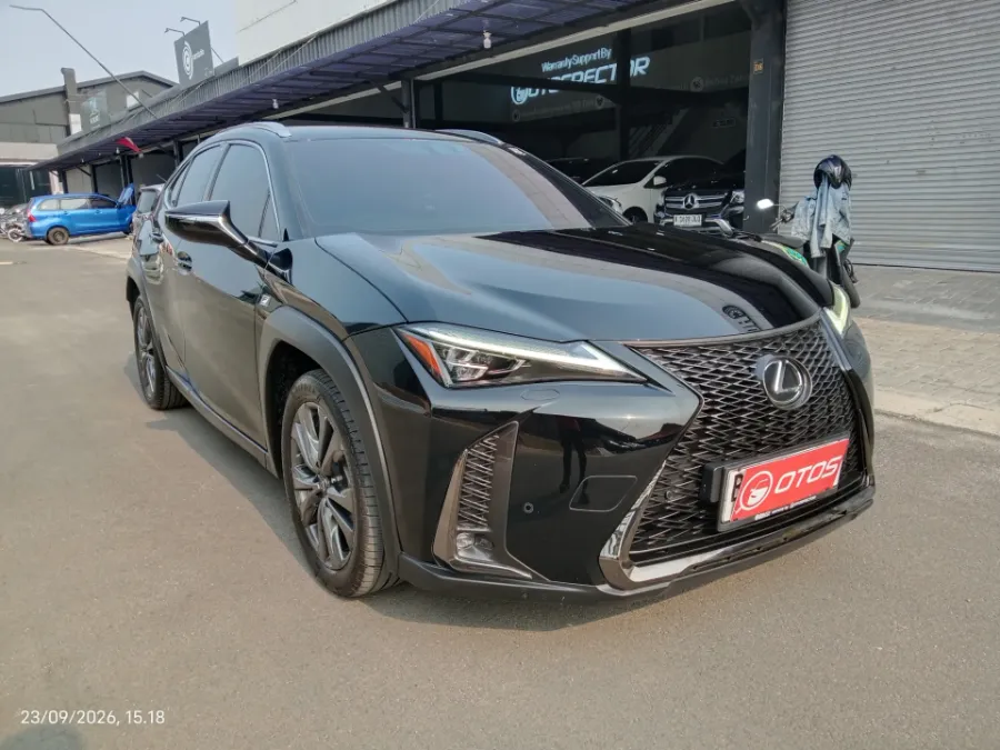 Foto Mobil Bekas Kanan Depan Lexus UX 200 2.0 F-Sport tahun 2019
