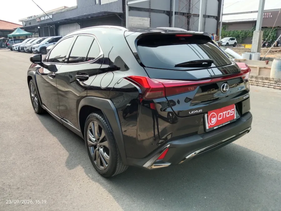 Foto Mobil Bekas Kiri Belakang Lexus UX 200 2.0 F-Sport tahun 2019
