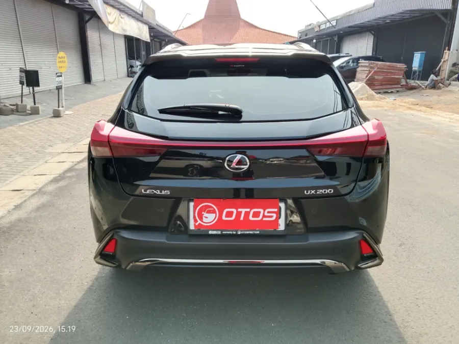 Foto Mobil Bekas Tampak Belakang Lexus UX 200 2.0 F-Sport tahun 2019