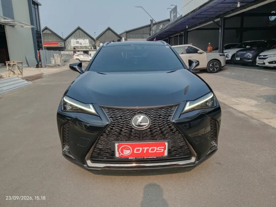 Foto Mobil Bekas Tampak Depan Lexus UX 200 2.0 F-Sport tahun 2019
