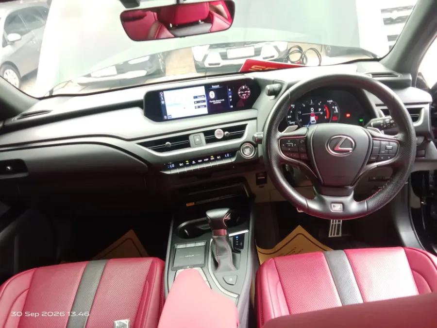 Foto Mobil Bekas Dashboard Lexus UX 200 2.0 F-Sport tahun 2021
