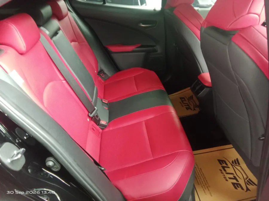Foto Mobil Bekas Kabin Belakang Lexus UX 200 2.0 F-Sport tahun 2021
