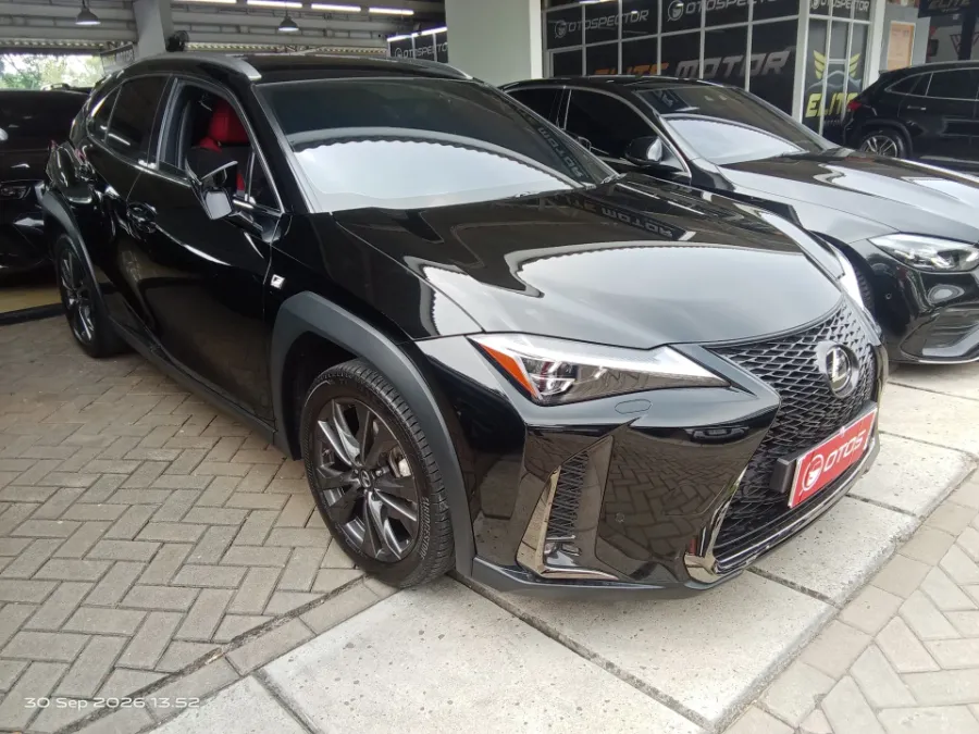 Foto Mobil Bekas Kanan Depan Lexus UX 200 2.0 F-Sport tahun 2021