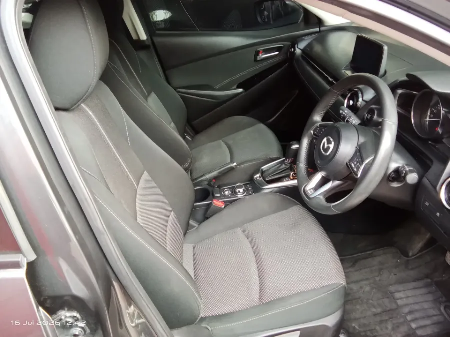 Foto Mobil Bekas Kabin Depan Mazda 2 1.5 tahun 2017
