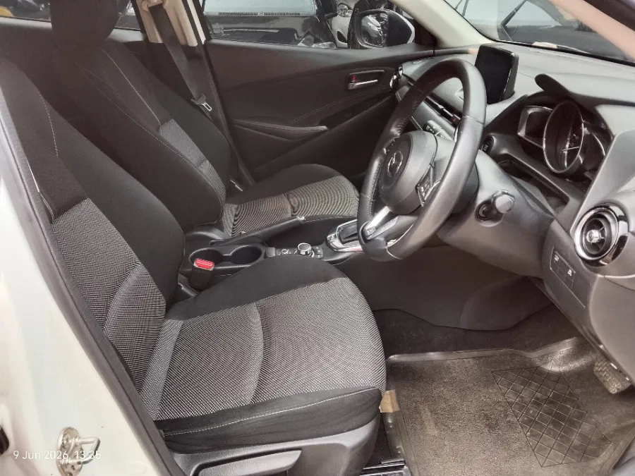 Foto Mobil Bekas Kabin Depan Mazda 2 1.5 tahun 2017