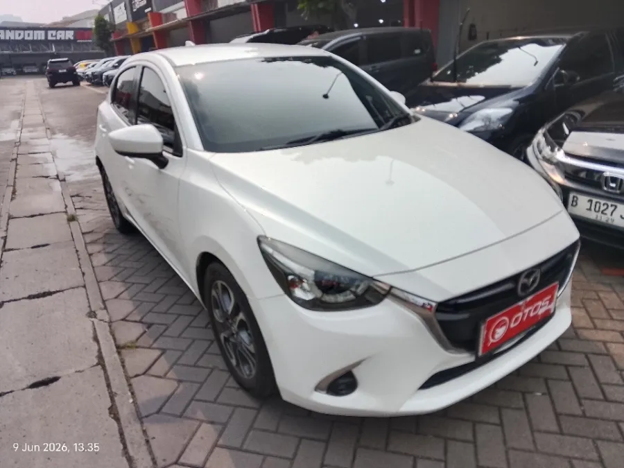 Foto Mobil Bekas Kanan Depan Mazda 2 1.5 tahun 2017