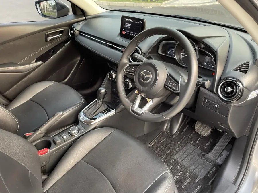 Foto Mobil Bekas Kabin Depan Mazda 2 1.5 tahun 2019