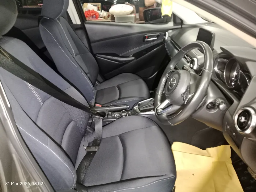 Foto Mobil Bekas Kabin Depan Mazda 2 1.5 tahun 2020