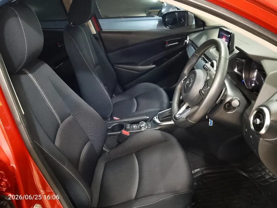 Foto Mobil Bekas Kabin Depan Mazda 2 1.5 tahun 2020