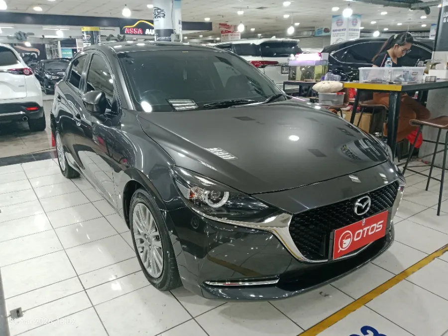 Foto Mobil Bekas Kanan Depan Mazda 2 1.5 tahun 2020