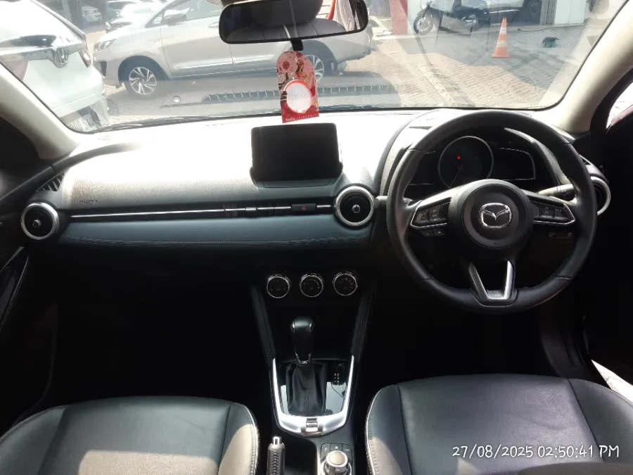 Foto Mobil Bekas Dashboard Mazda 2 1.5 tahun 2022