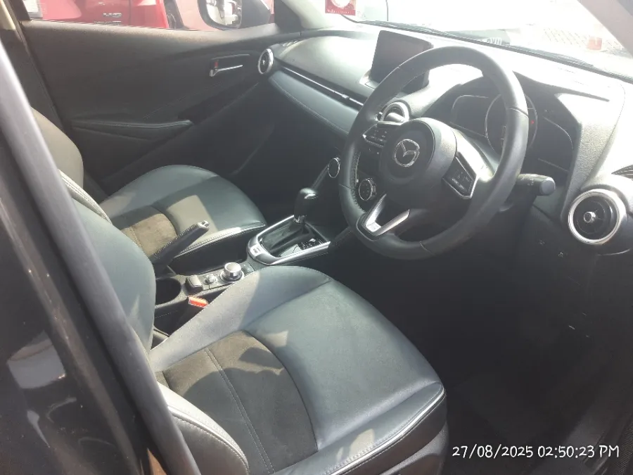 Foto Mobil Bekas Kabin Depan Mazda 2 1.5 tahun 2022