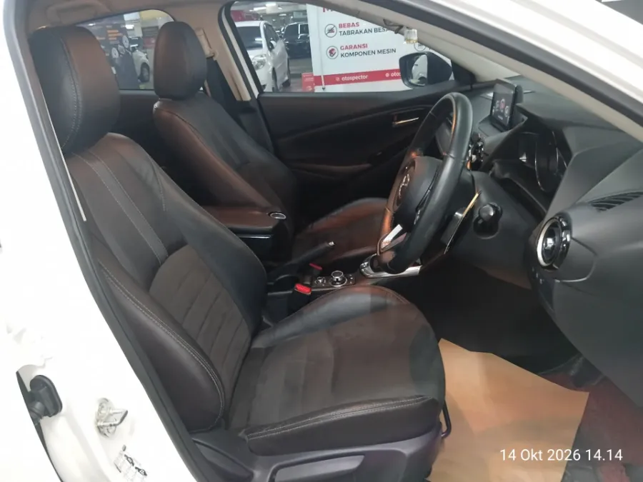 Foto Mobil Bekas Kabin Depan Mazda 2 1.5 GT tahun 2017