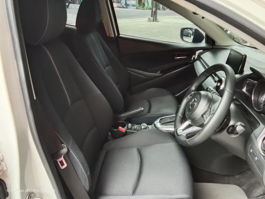 Foto Mobil Bekas Kabin Depan Mazda 2 1.5 GT tahun 2019