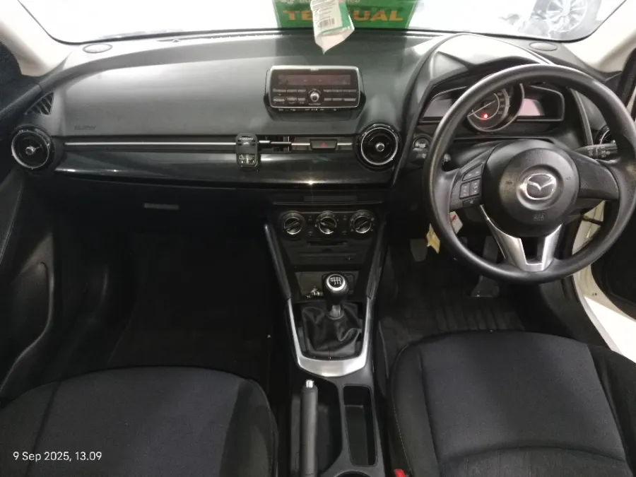 Foto Mobil Bekas Dashboard Mazda 2 1.5 Skyactiv tahun 2014