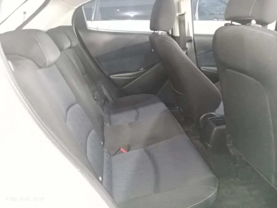 Foto Mobil Bekas Kabin Belakang Mazda 2 1.5 Skyactiv tahun 2014
