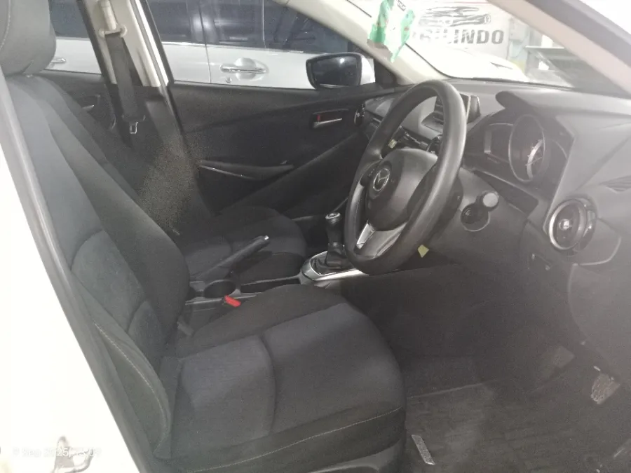 Foto Mobil Bekas Kabin Depan Mazda 2 1.5 Skyactiv tahun 2014