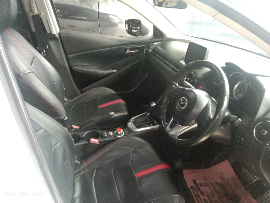 Foto Mobil Bekas Kabin Depan Mazda 2 1.5 Skyactiv tahun 2016