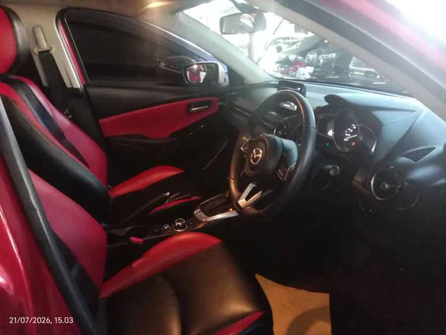 Foto Mobil Bekas Kabin Depan Mazda 2 1.5 Skyactiv tahun 2017