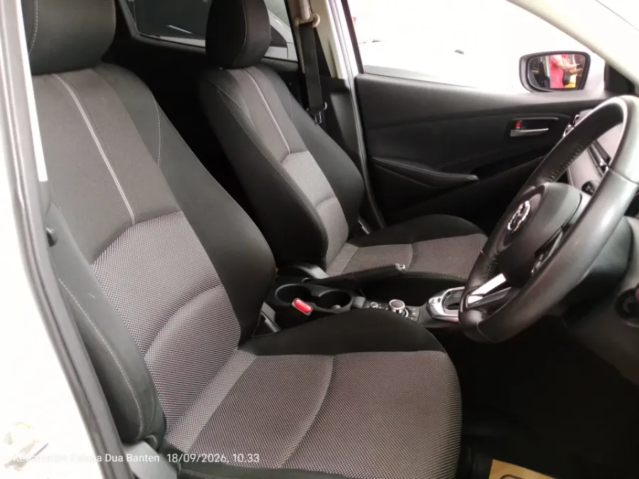 Foto Mobil Bekas Kabin Depan Mazda 2 1.5 Skyactiv tahun 2017