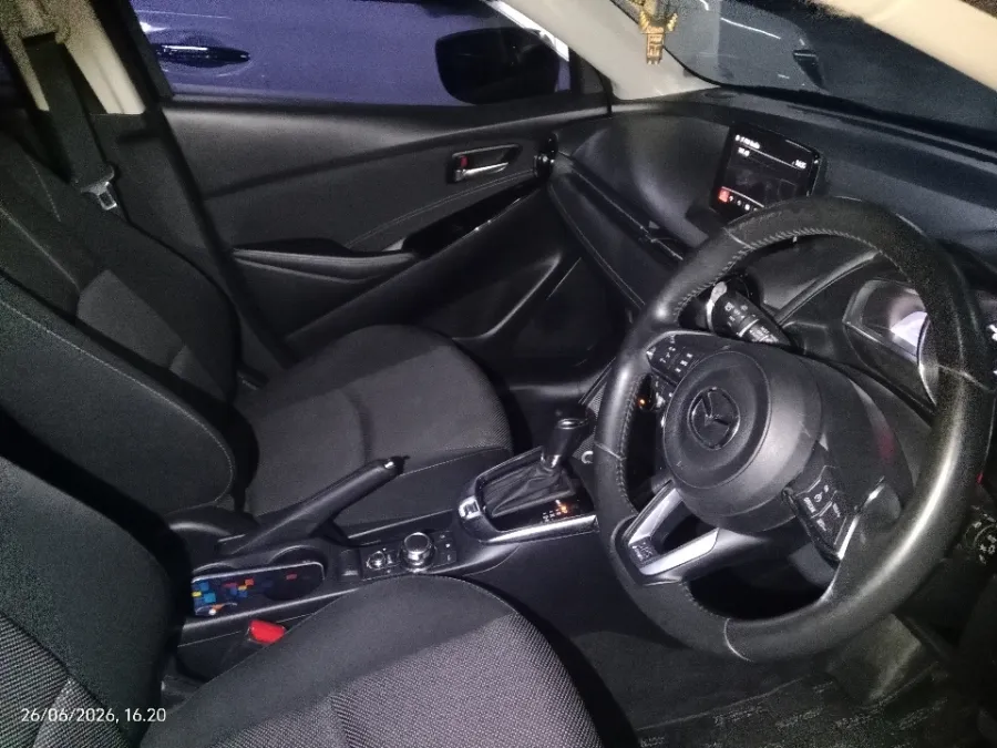 Foto Mobil Bekas Kabin Depan Mazda 2 1.5 Skyactiv tahun 2018