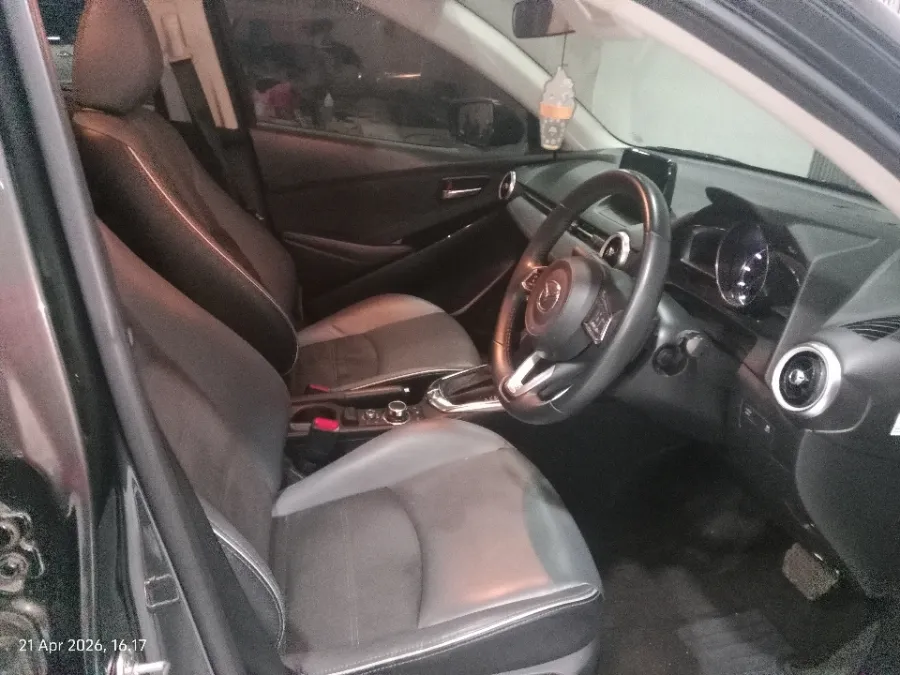 Foto Mobil Bekas Kabin Depan Mazda 2 1.5 Skyactiv tahun 2022