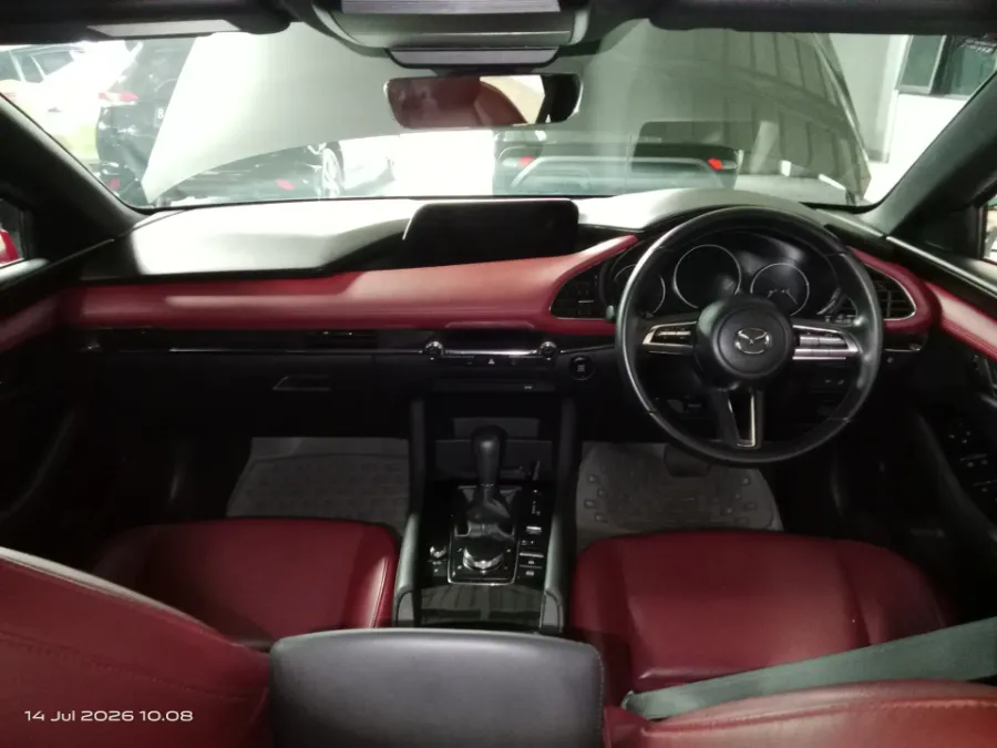 Foto Mobil Bekas Dashboard Mazda 3 1.5 tahun 2021