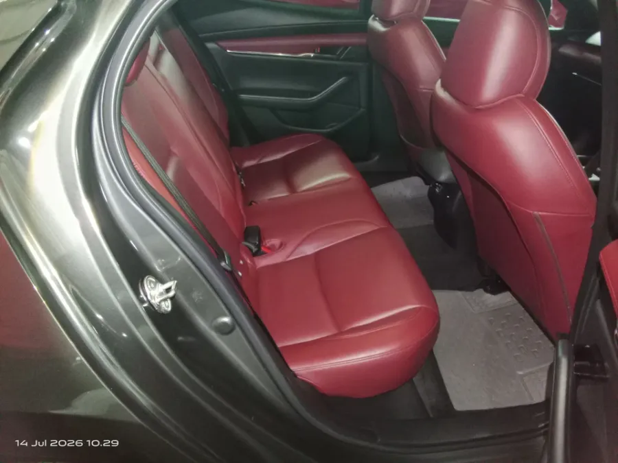 Foto Mobil Bekas Kabin Belakang Mazda 3 1.5 tahun 2021
