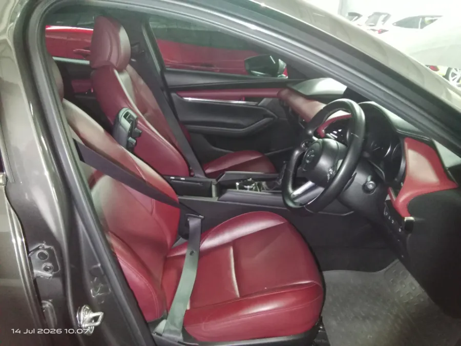 Foto Mobil Bekas Kabin Depan Mazda 3 1.5 tahun 2021